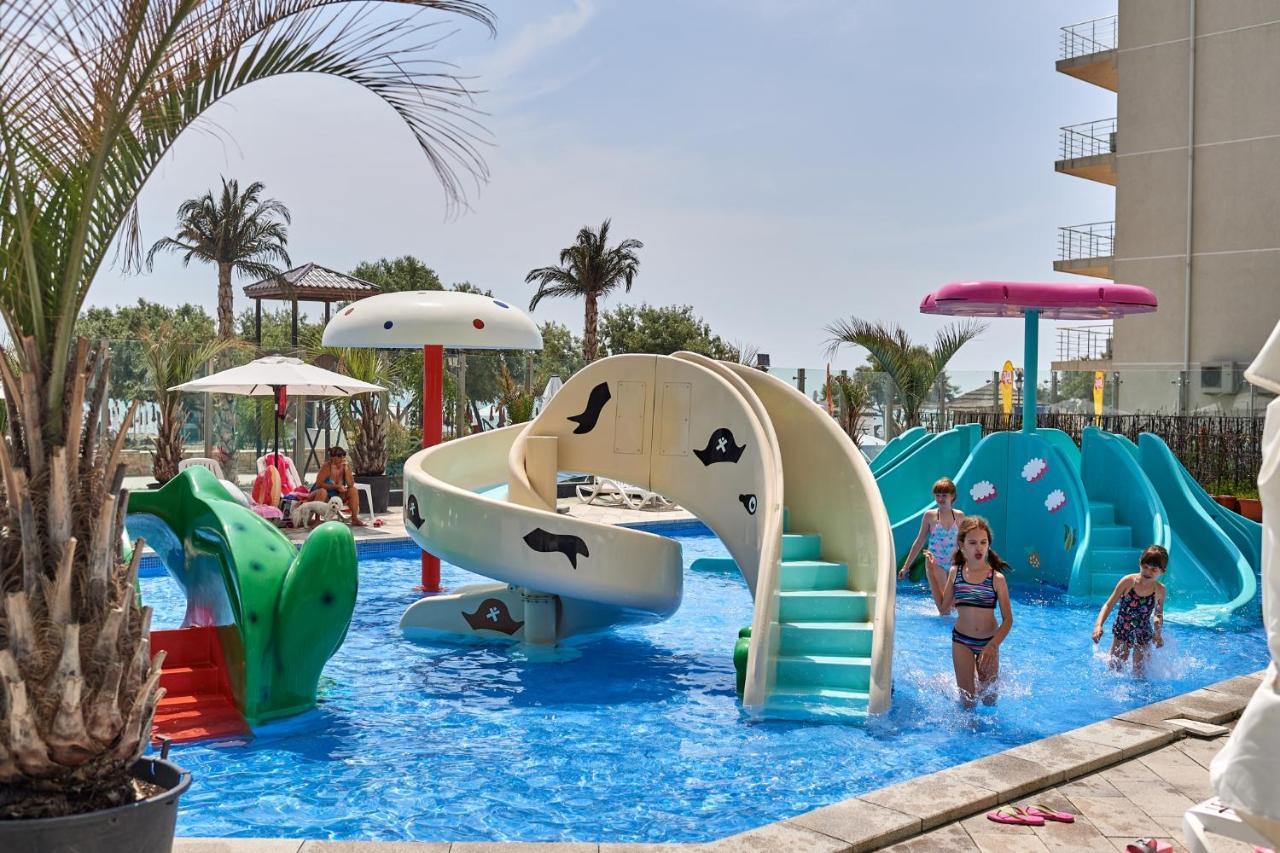 Rebeq Aparthotel Alezzi Beach Năvodari Extérieur photo